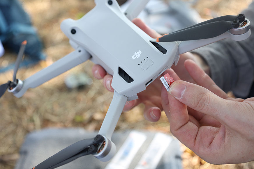 Auf der Rückseite der DJI Mini 3 Pro befindet sich das Akkufach, ein USB-C-Anschluss und ein Speicherkartenslot.